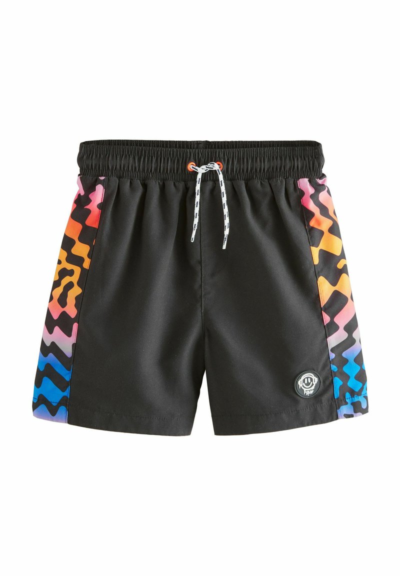 Schwarze Badeshorts mit elastischem Bund, weißen Kordeln und buntem, gewelltem Muster an den Seiten in Pink, Orange und Blau.