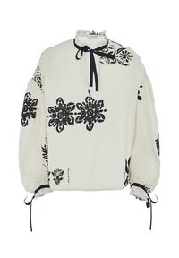 Blusa bianca con motivi floreali neri, colletto arricciato e lacci al collo e alle maniche. Presenta maniche a palloncino e una vestibilità comoda.