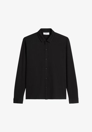 Zwarte longsleeve shirt gemaakt van zachte stof, met een puntige kraag, knopen aan de voorkant en knoopmanchetten. Eenvoudig, minimalistisch ontwerp.