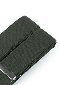 Elastische grüne Hosenträger mit strukturierter Oberfläche, ausgestattet mit einem silbernen Metallclip und -zubehör für eine verstellbare Passform.