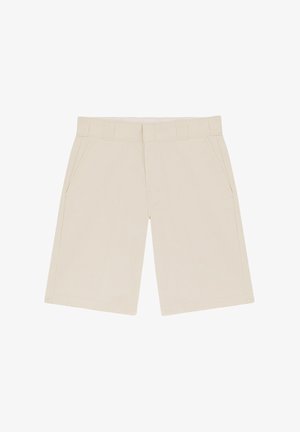 Pantaloni corti beige con fronte piatto, due tasche laterali, taglio dritto e orlo pulito. Realizzati in un tessuto leggero con una superficie liscia.