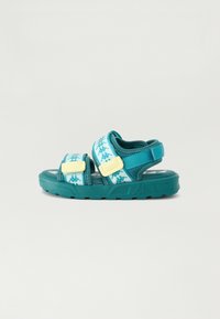 Sandalo per bambini color teal con cinturini regolabili, caratterizzato da un motivo bianco e blu e chiusure in velcro gialle.