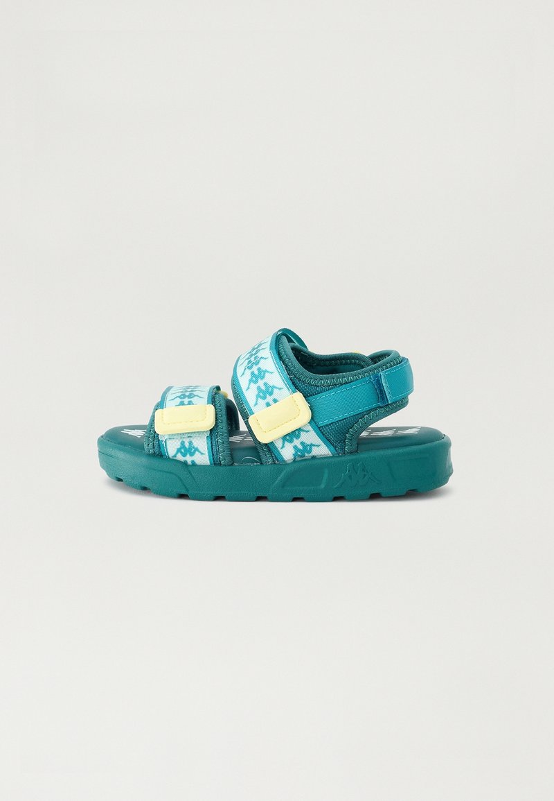 Sandalo per bambini color teal con cinturini regolabili, caratterizzato da un motivo bianco e blu e chiusure in velcro gialle.