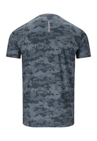 T-shirt de sport à manches courtes camouflage gris et noir avec une bande réfléchissante verticale sur le haut du dos.