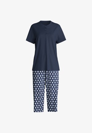 Maglietta henley a maniche corte blu navy abbinata a pantaloni cropped blu navy con un motivo floreale geometrico bianco.