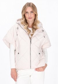 Lys pink quilted hættejakke med frontlynlås, trykknapper og korte ærmer. Har en glat tekstur og justerbar hætte.