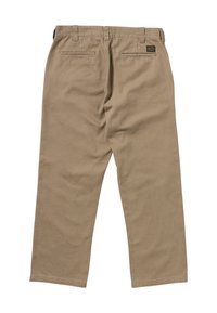 Pantalon en coton beige, coupe droite, avec deux poches arrière et un petit patch logo à la taille. Texture douce, sans motifs.