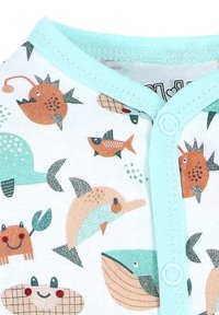 Baby kleding met lichtblauwe rand featuring speelse zeedieren, waaronder vis, krab, dolfijn, walvis en anglerfish patronen op witte stof.
