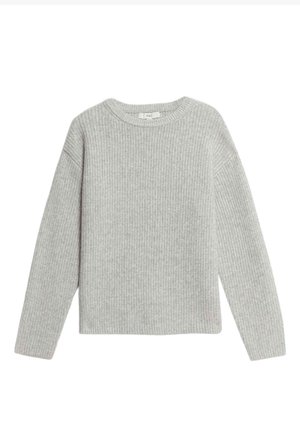 Jasnoszary prążkowany sweter dzianinowy z okrągłym dekoltem, opuszczanymi ramionami i długimi rękawami. Miękka tekstura, prosty design, bez widocznych ozdób.