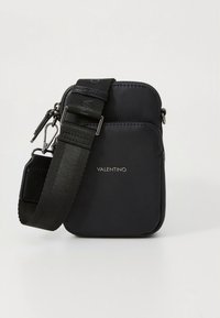 Mala tiracolo preta Valentino em material liso, com fecho de correr, alça ajustável de nylon e logótipo em relevo na parte frontal.