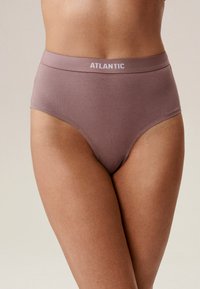 Majtki o wysokim stanie w przytłumionym mauve z miękką, gładką teksturą. Posiadają logo w postaci pasa z napisem "ATLANTIC" w kolorze białym.