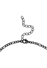 Svart metallkjede med ovale lenker og lobsterlås. Lenken er glatte og skinnende, med et fleksibelt design for enkel bruk.