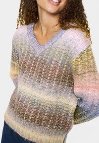 Daudzkrāsains adīts džemperis ar V veida kakla izgriezumu, pasteļtoņos un teksturētu rakstu ar vertikālām svītrām rozā, zaļā un zilā krāsā.