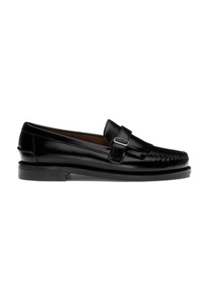 Schwarzer Lederloafer mit niedrigem Absatz, dekorativem Riemen und Fransen vorne, von der Seite auf weißem Hintergrund gezeigt.