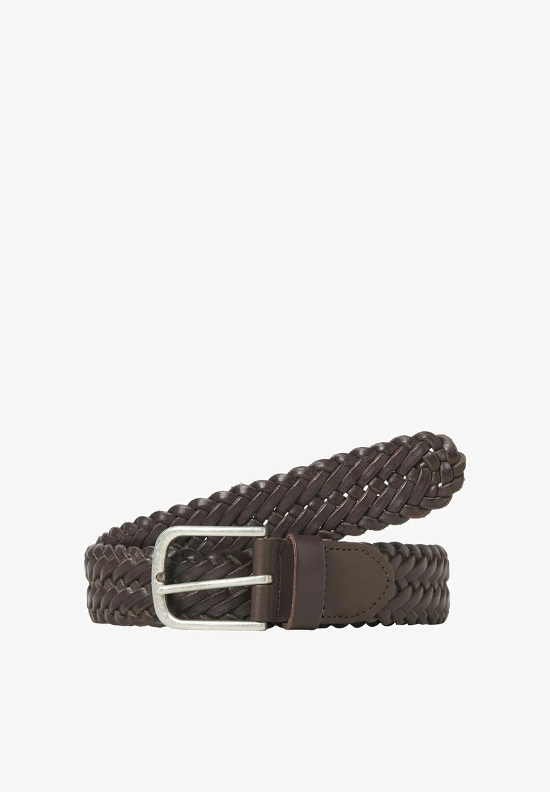 Ciemnobrązowy, pleciony skórzany pasek z srebrną metalową sprzączką, zwinięty na białym tle.