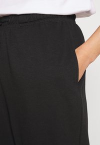 ONLY Petite ONLFEEL NEW PANT - Teplákové kalhoty - black