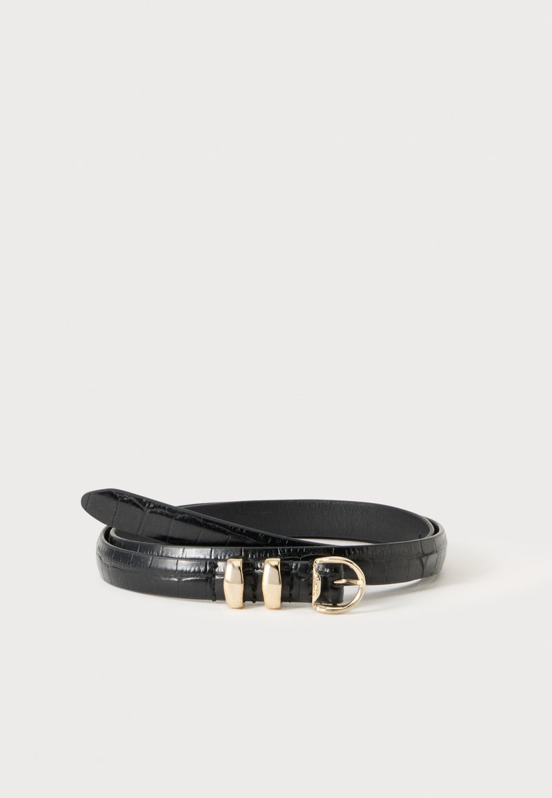Ceinture fine en cuir noir avec texture crocodile, boucle dorée et deux passants dorés, enroulée sur un fond clair.