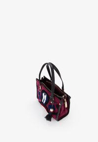 Borsa a tracolla viola e nera con tessuto texture, due manici neri, accessori dorati, design ricamato colorato e dettaglio con nappina nera.