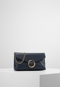 Granatowa kopertówka z ekoskóry o teksturowanym wykończeniu, o kanciastym kształcie kopertówki, z okrągłymi złotymi elementami i łańcuszkiem na ramię.