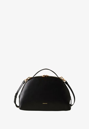 Bolso de cuero negro con silueta redondeada, detalles en metal dorado, dos asas y una correa ajustable. Logotipo visible en la parte frontal.