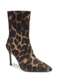 Botină din țesătură cu un model în imprimeu de leopard în nuanțe de marron și negru, având vârful ascuțit și toc stiletto.