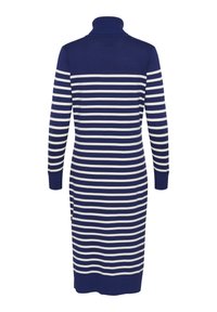 Marinblå stickad klänning med vita horisontella ränder, hög krage, långa ärmar och ribbade ärmslut och nederkant. Har en figursydd silhuett.