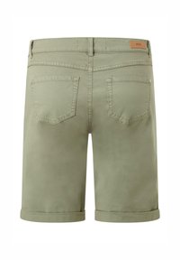 Shorts en coton vert avec des poignets roulés, dotés de deux poches arrière et d'une étiquette en cuir marron sur la taille. Texture lisse.