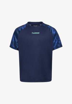 Marineblå kortærmet sportsskjorte med mønstrede mørkeblå ærmer og "hummel"-logo i lyseblåt på brystet.