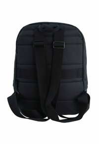 Schwarzer gepolsterter Rucksack mit einem oberen Tragegriff, verstellbaren Riemen und rechteckiger Form mit Nähten für Textur. Keine sichtbare Markenkennzeichnung.