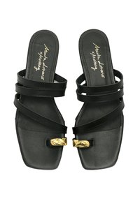 Las sandalias negras de tacón alto presentan múltiples correas delgadas y una punta cuadrada. Los detalles decorativos en tono dorado añaden un contraste atractivo.