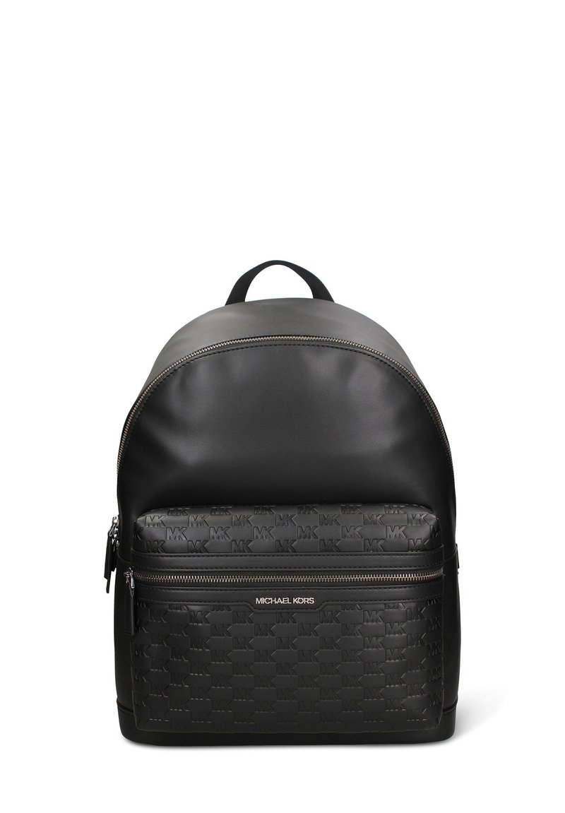 Zaino in pelle nera con parte superiore arrotondata, tasca frontale con cerniera e motivo logo in rilievo, e dettagli della cerniera in metallo color argento.