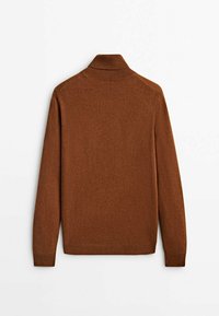 Maglione a maniche lunghe color marrone con colletto, polsini e orlo a coste, disposto piatto su uno sfondo bianco semplice.