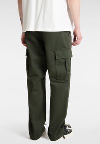 Vans SERVICE LOOSE - Cargohose - dark green