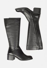 Botas de cuero negro hasta la rodilla con punta redondeada, tacón bajo y cuadrado, y detalle de cremallera en el lado interno. Textura suave y diseño minimalista.