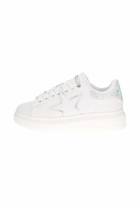 Sneaker bianco con tomaia in pelle liscia, design a stella argentata e tacco decorato con strass. Presenta lacci piatti e una suola spessa bianca.