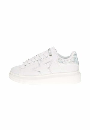 Sneaker bianco con tomaia in pelle liscia, design a stella argentata e tacco decorato con strass. Presenta lacci piatti e una suola spessa bianca.