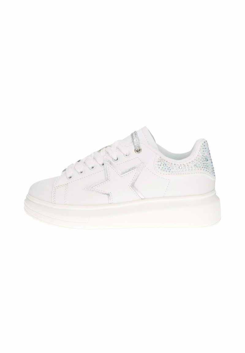 Sneaker bianco con tomaia in pelle liscia, design a stella argentata e tacco decorato con strass. Presenta lacci piatti e una suola spessa bianca.