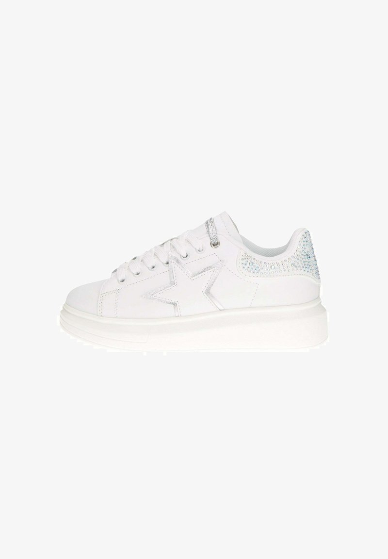 Sneaker bianco con tomaia in pelle liscia, design a stella argentata e tacco decorato con strass. Presenta lacci piatti e una suola spessa bianca.