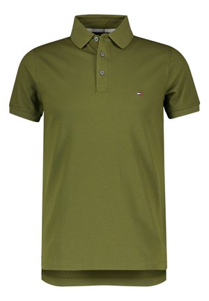 Polo homme vert olive à manches courtes avec patte de boutonnage à trois boutons et petit logo rouge, blanc et bleu sur la poitrine.