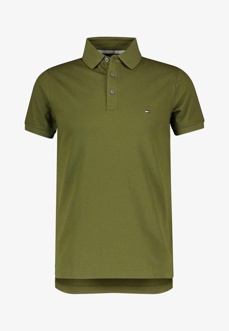 Polo homme vert olive à manches courtes avec patte de boutonnage à trois boutons et petit logo rouge, blanc et bleu sur la poitrine.