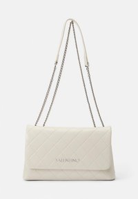 Vitt quiltat skinnhandväska med kedjerem och präglad logotyp. Har en rektangulär form och slät textur.