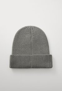 Γκρι πλεκτό ς σκούφος με ριμπ υφή και διπλωτή μανσέτα. Διαθέτει στρογγυλεμένη κορυφή με διακριτικές κάθετες ραφές, κατασκευασμένος από απαλό υλικό.