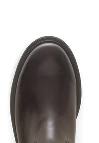 Bruine leren enkelboot met een ronde neus, een gladde textuur en een flexibele zwarte rubberen zool. Minimale stikseldetails op de bovenkant.