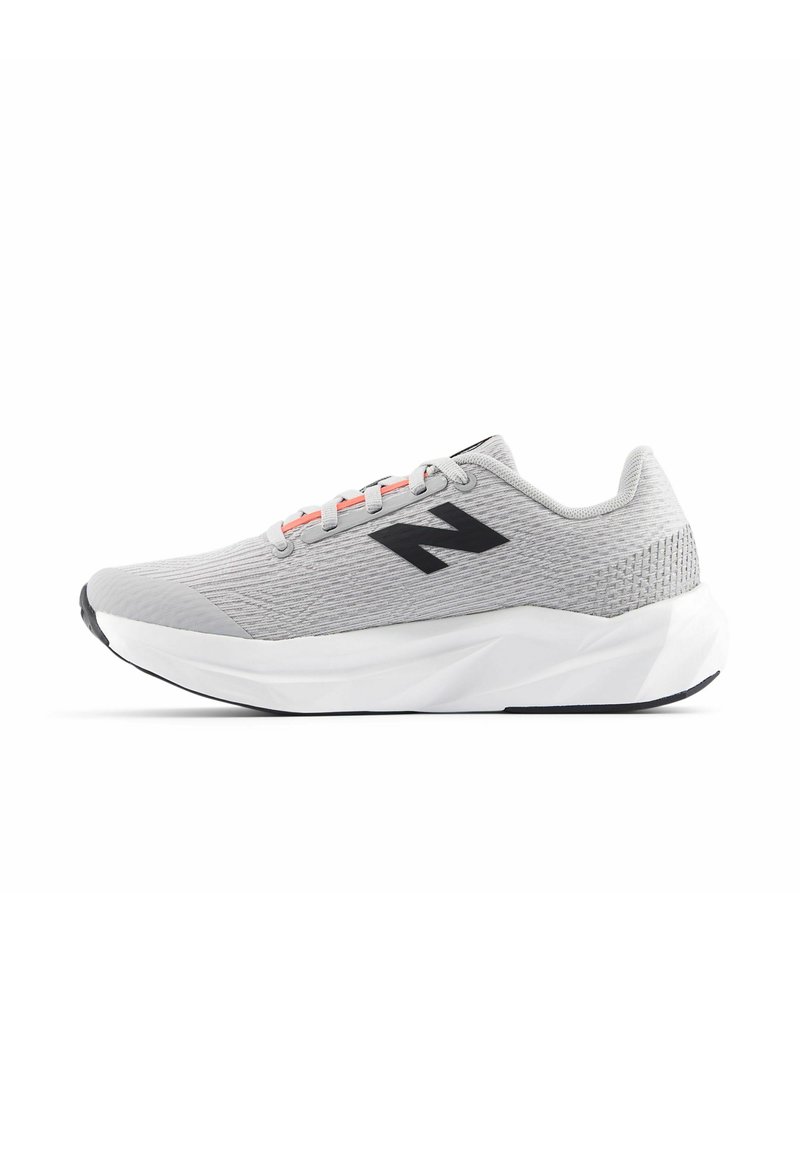 Zapatilla deportiva gris claro con parte superior de punto texturizado, logo negro en el costado, detalles rojos en los cordones y una suela blanca acolchada.