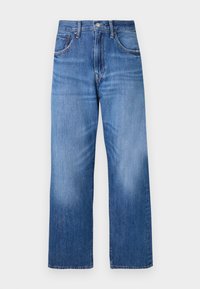 Jean en denim bleu clair avec une coupe évasée, comportant cinq poches, une fermeture à bouton à l'avant et un léger délavage sur le devant.