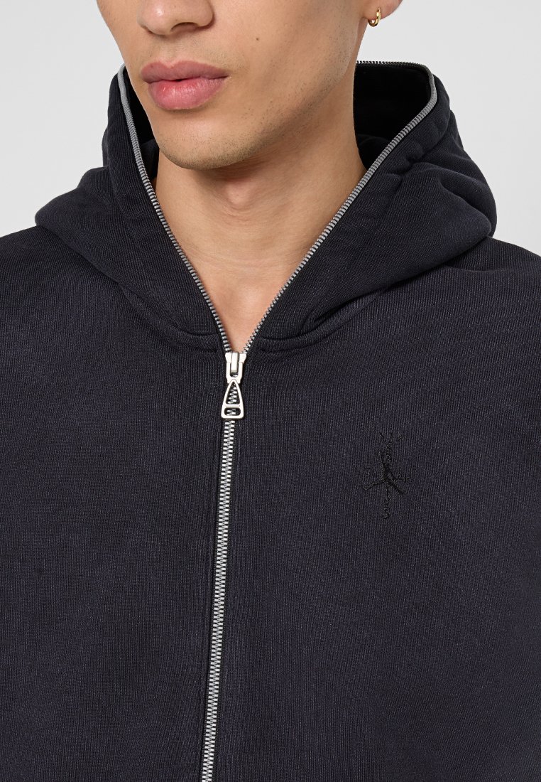 Dunkelgrauer Reißverschluss-Hoodie aus Rippenstoff, mit einem silbernen Reißverschluss, einer Vordertasche und einem dezenten gestickten Logo auf der Brust.