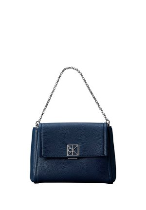 Donkerblauwe gestructureerde leren handtas met zilveren kettingriem en geometrische zilveren sluiting op de voorflap.