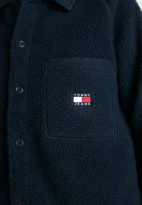 Tommy Jeans BADGE UNISEX - Flisinė striukė - dark night navy