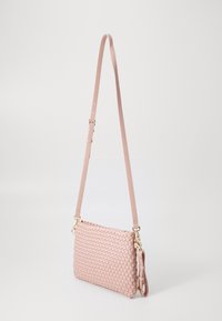 Różowa wyprawiana skórzana torba na ramię z regulowanym paskiem i złotymi akcentami. Prostokątny kształt, teksturowana powierzchnia z wzorem.