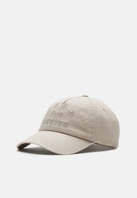 Cappellino da baseball in cotone beige con testo e logo ricamati. Presenta una visiera curva e una fascia regolabile sul retro.